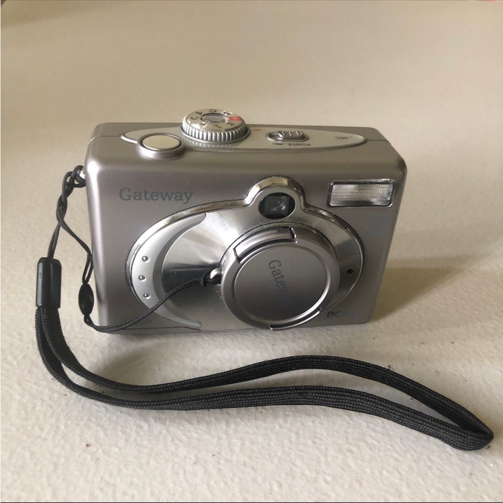 Vintage Gateway M-42 4.0 MP Digital Camera with 3x Optical Zoom With Case